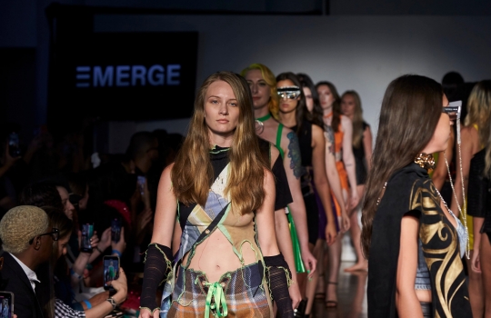 Jóvenes diseñadores del colectivo Emerge toman las pasarelas en la Semana de la Moda de Nueva York.