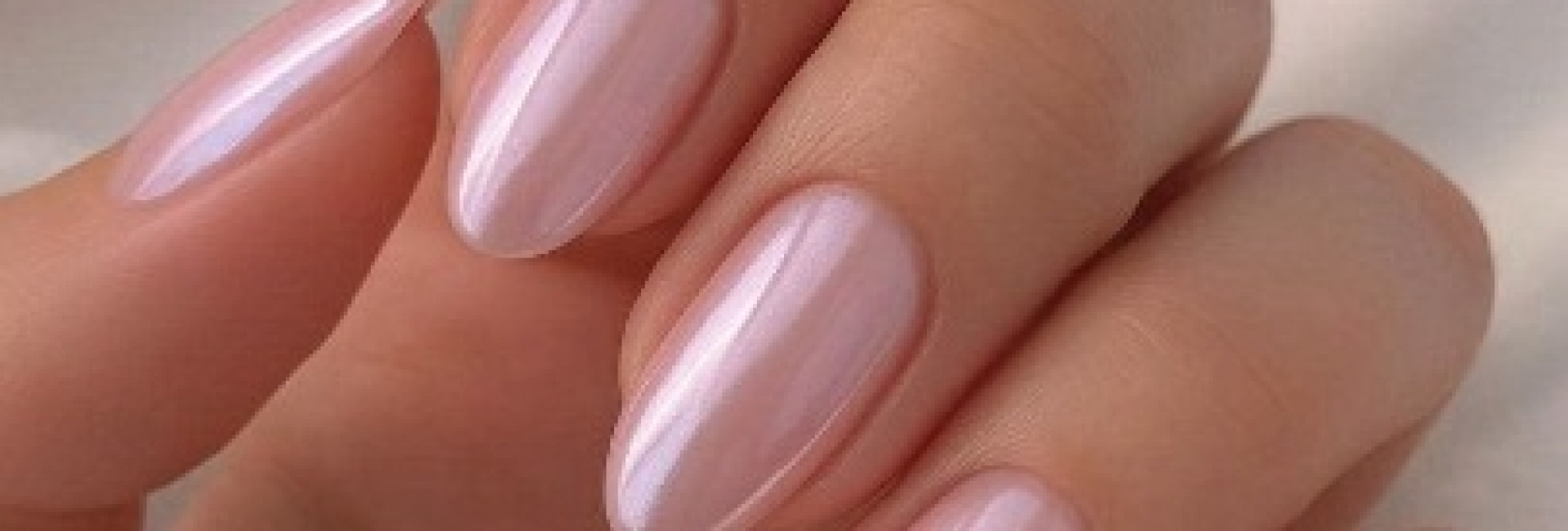 Uñas de verano, intención minimalista.
